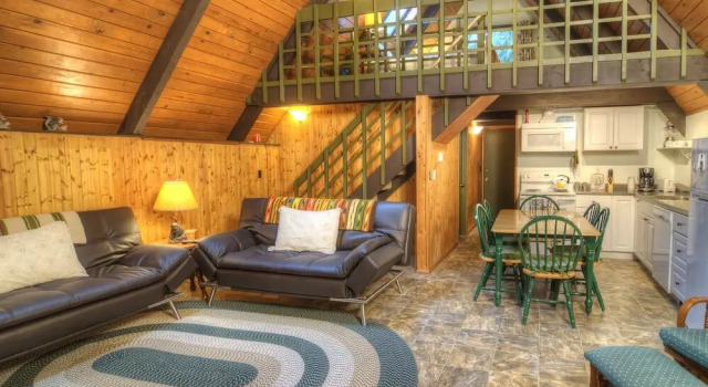 Cedarwood Grove - Two Bedroom Cabin with Hot Tub, Book Hotel Hoteller i Baring med parkering, Parkering