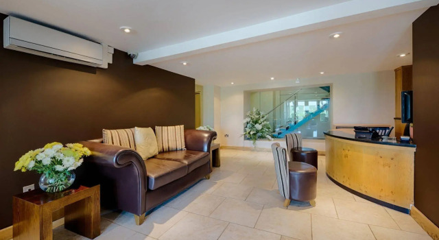 Clough Manor, Rezervați Hotel Denshaw Merseyside