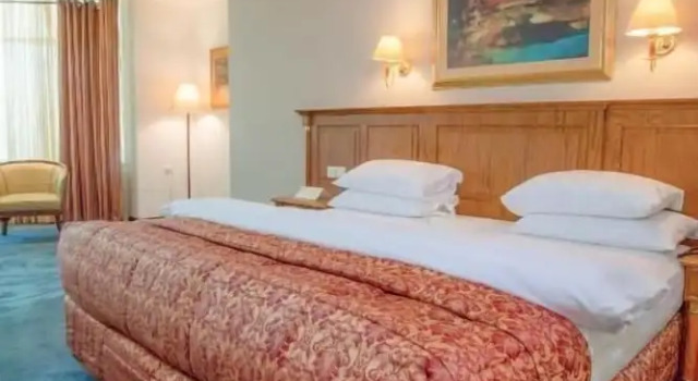 Номер Deluxe Bristol Hotel