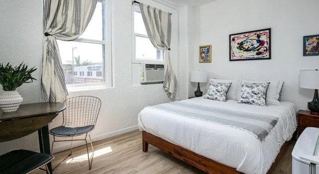 Beautiful Studio Near Hollywood! Sleeps 2!