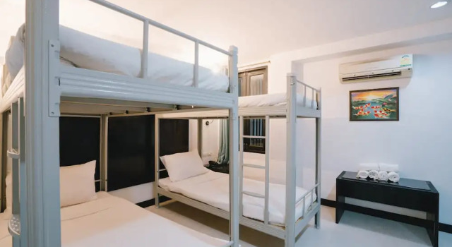 Кровать в общем номере Noble House Patong