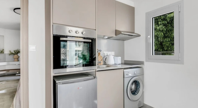 Sanders Crystal - Petite 2-bdr Apt w Terrace, Prenota Hotel Larnaka Larnaca Region