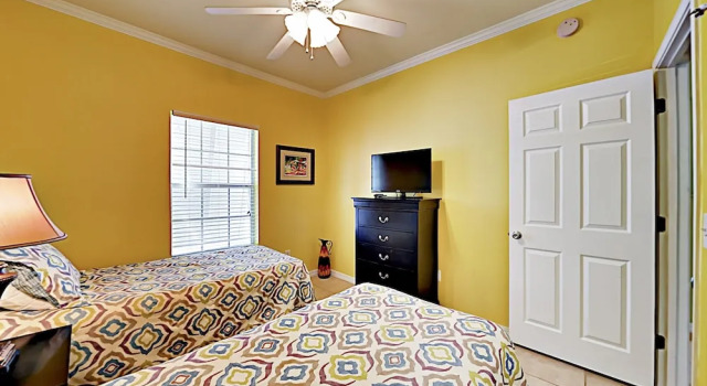 Ranch-style W/ Pool & Screened Patio 3 Bedroom Condo