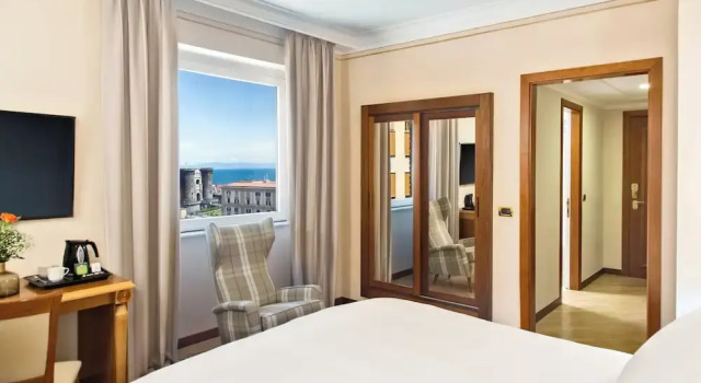 Двухместный номер Standard с красивым видом из окна Renaissance Naples Hotel Mediterraneo