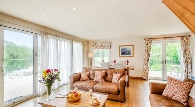 Anglesey Lakeside Lodges, Book Hotel Menai Bridge Anglesey
