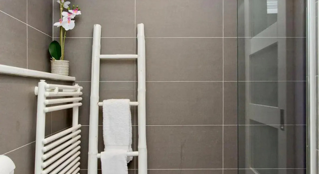 Ultra Modern, West End Village, Refurbished basement appt, Забронировать Отель Эдинбург Midlothian, рядом с Scottish Widows Bank Plc