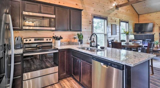Коттедж Pigeon Forge Cabin: Private Hot Tub & Views!