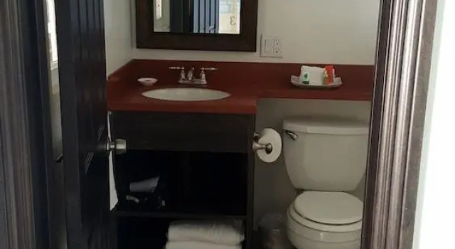 Кровать в общем номере Malibu Country Inn