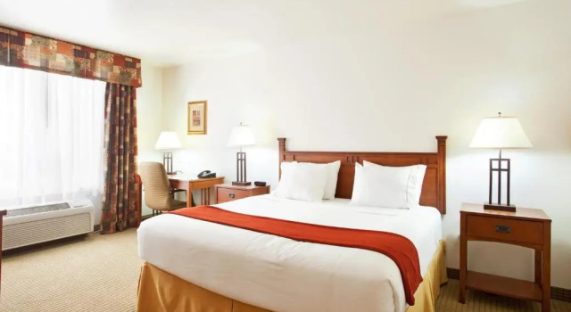 Номер Standard Holiday Inn Express Hotel & Suites Mattoon by IHG