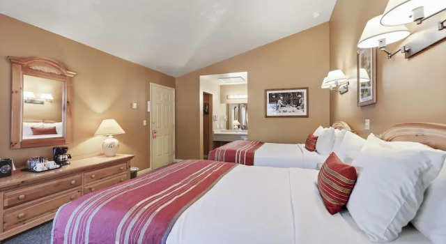 Четырёхместный номер Standard Headwaters Lodge & Cabins at Flagg Ranch
