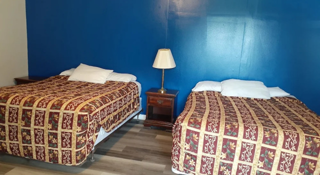 Четырёхместный номер Standard Scenic River Inn Wartburg Hwy 27