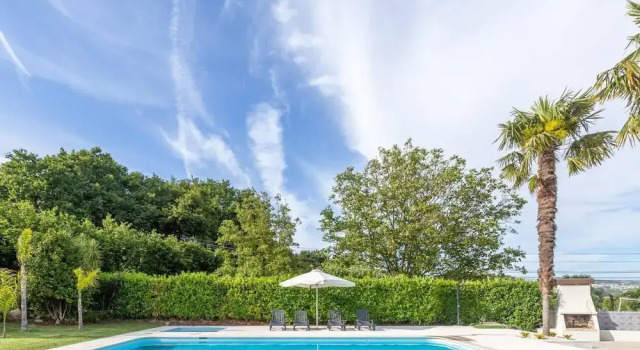 Коттедж с балконом 6-bed House - Sleeps 12 - Pool, Bbq, Pool Table