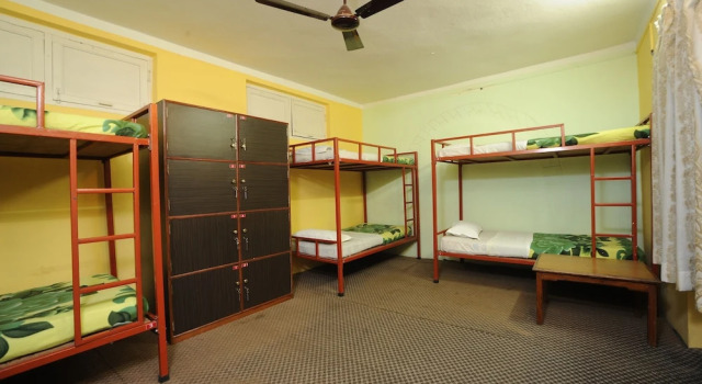 Кровать в общем номере Hotel Himalaya Yoga