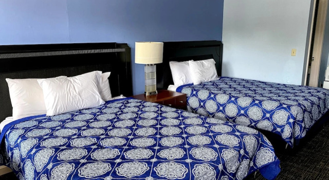 Четырёхместный номер Deluxe Economy Lodge 682 Main St Sturbridge