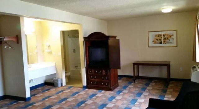 Четырёхместный номер Standard Travel Inn Motel