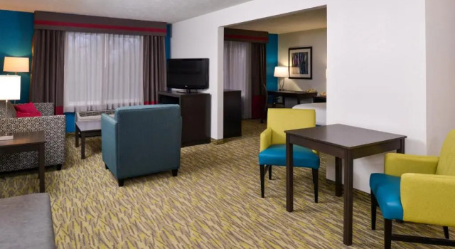 Двухместный люкс c 1 комнатой Holiday Inn Express Hotel & Suites Omaha West by IHG