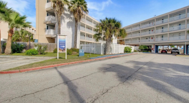Poolside Fun, Ocean Strolls! Corpus Christi Escape