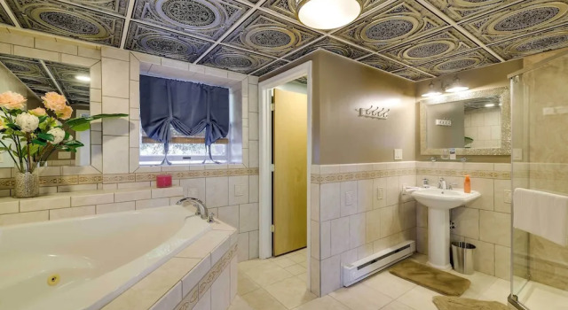 Коттедж с 5 комнатами Luxe Lake House w/ Private Beach in Pocono Summit