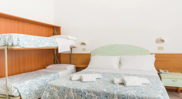 Четырёхместный номер Standard с балконом Hotel Parini