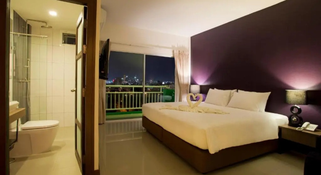 Двухместный номер Deluxe с балконом Wiz Hotel