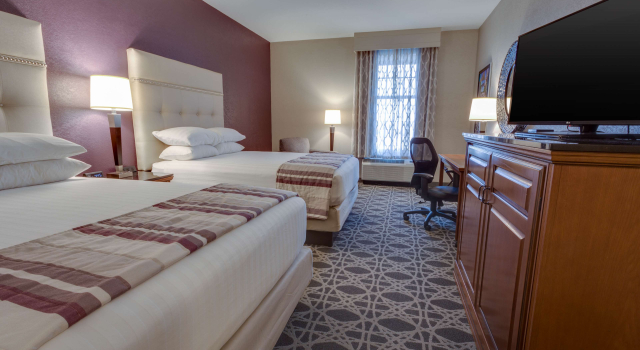 Четырёхместный номер Deluxe Drury Inn & Suites Las Cruces