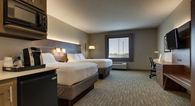 Четырёхместный номер Standard Holiday Inn Express Hotel & Suites Vernon College Area by IHG