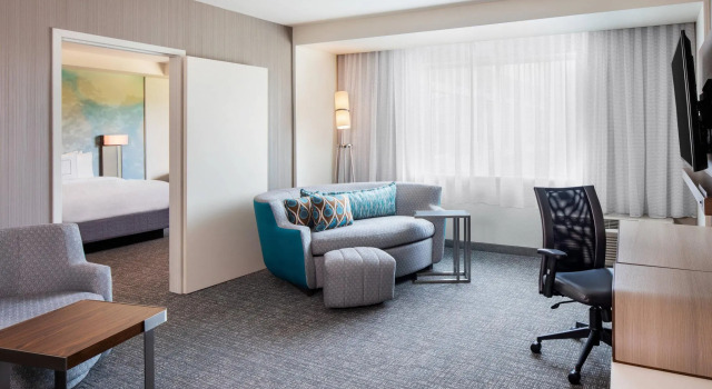 Двухместный люкс с 2 комнатами Courtyard by Marriott Wayne Fairfield