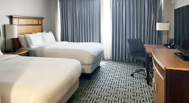 Четырёхместный номер Standard с красивым видом из окна Hilton Ocala