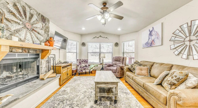 Коттедж Ruidoso Cabin Rental w/ Hot Tub: Near Midtown!