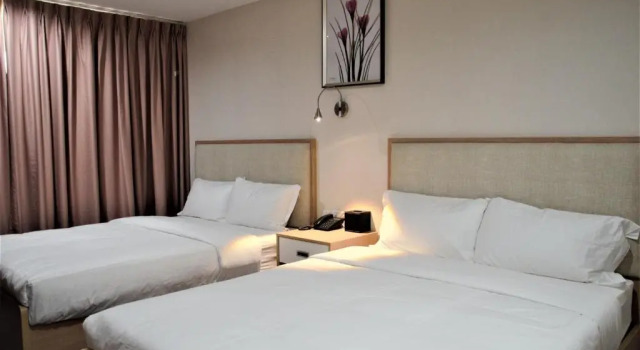 Четырёхместный номер Standard LIC Plaza Hotel