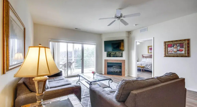 Lakefront Osage Beach Condo: Dock Your Boat Here!, Забронировать Отель Отели в центре Осейдж-Бич, в центре