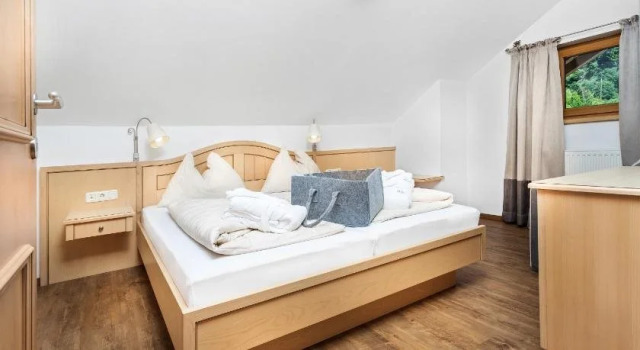 Almhof Alpin Appartments & Spa, Забронировать Курортный отель Динтен-ам-Хохкёниг High King Mountain, рядом с Горнолыжный подъемник Бюргльальм
