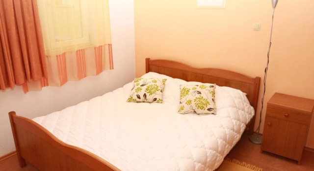 Apartment With one Bedroom in Okrug Gornji, With Enclosed Garden and W, Забронировать Апартаменты/квартира Округ-Горнджи 