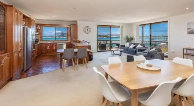 Shoreline 7 With 180 Degree Water Views