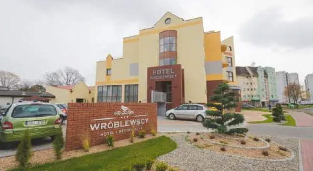 Hotel Wróblewscy, Book Hotel Hoteller i Sieradz med parkering, Parkering
