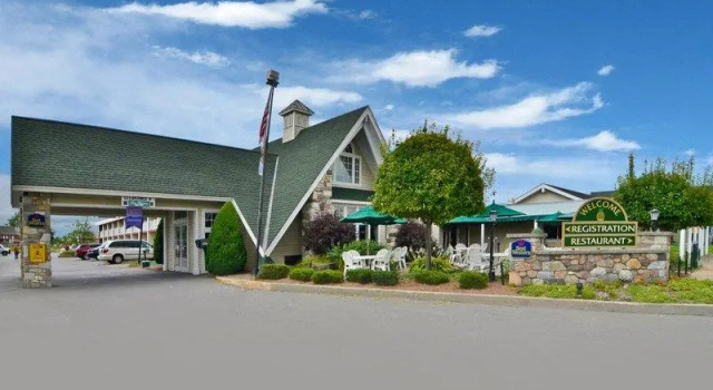 Кровать в общем номере Best Western Plus Plattsburgh
