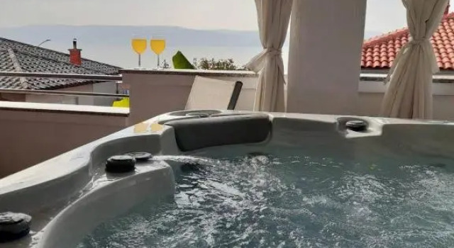 Luxury apartments Snjezana with private jacuzzi, Забронировать Апартаменты/квартира Отели Приморско-Горанской жупания с парковкой, Парковка
