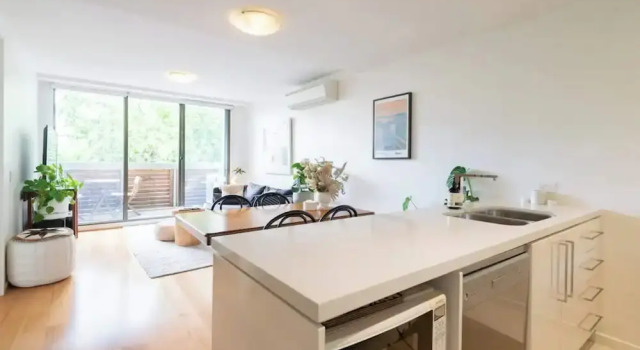 Charming 1BR in Fitzroy w/ Parking, Pool, + Gym!