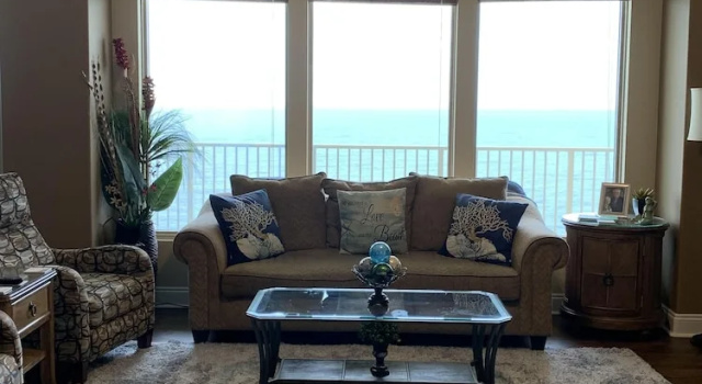 Номер Standard Roomy Oceanfront Condo with Breathtaking View and Beachside Pool - Unit 1906 by RedAwning