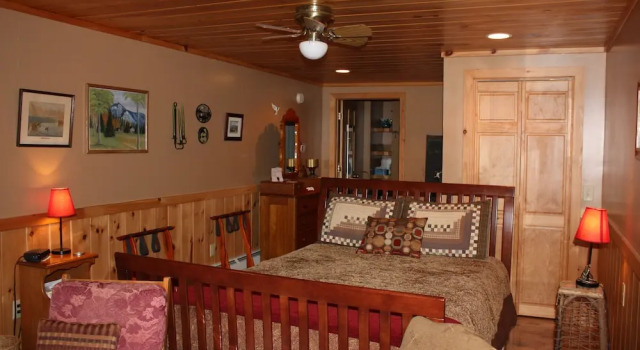 Двухместный номер Deluxe с балконом и с видом на озеро Kiwassa Lake Bed & Breakfast