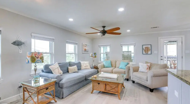 Retreat w/ Hot Tub & Fenced Yard: Walk to Beach, Boek Vakantiehuis Crystal Beach Houston