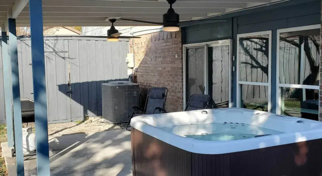 17 Mi to Dallas Richardson Home with Hot Tub, Забронировать Отель Ричардсон Dallas - Fort Worth Metropolitan Area