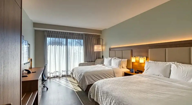 Четырёхместный номер Standard с балконом Holiday Inn Express & Suites - Charlotte - South End by IHG