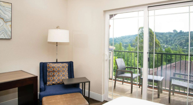Четырёхместный номер Standard с балконом Hilton Santa Cruz Scotts Valley