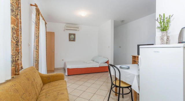 Beautiful Apartment in Rasopasno With Wifi