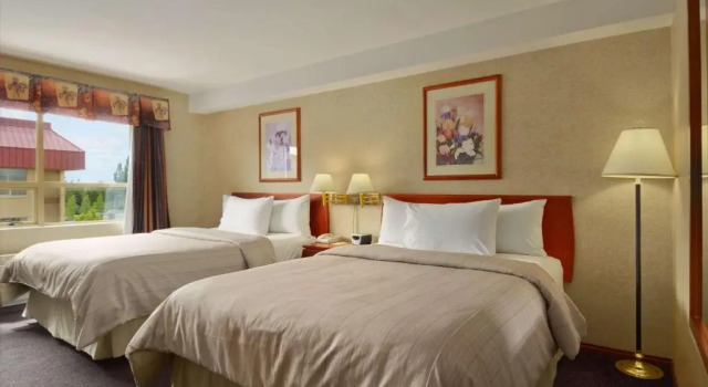Четырёхместный номер Standard Days Inn by Wyndham Vancouver Airport