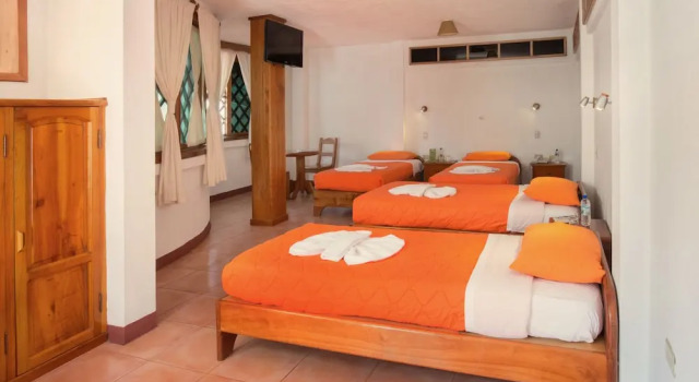 Mainao, Boek Hotel Puerto Ayora 