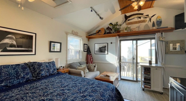 Студия 13 Dry Dock Studio Bedroom Condo by RedAwning