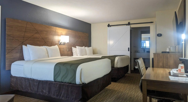 Четырёхместный номер Standard Quality Inn & Suites Northampton - Amherst