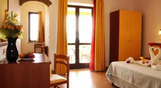 Luzia By Marinella, Book Hotel Hoteller i Capo Vaticano med pool, Swimmingpool